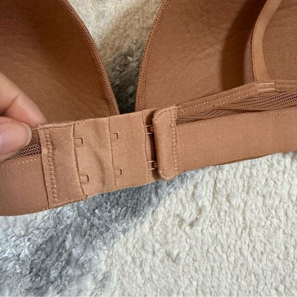 Lively All-Day Deep V No-Wire in Latte 34 NWOT - Picture 4 of 7